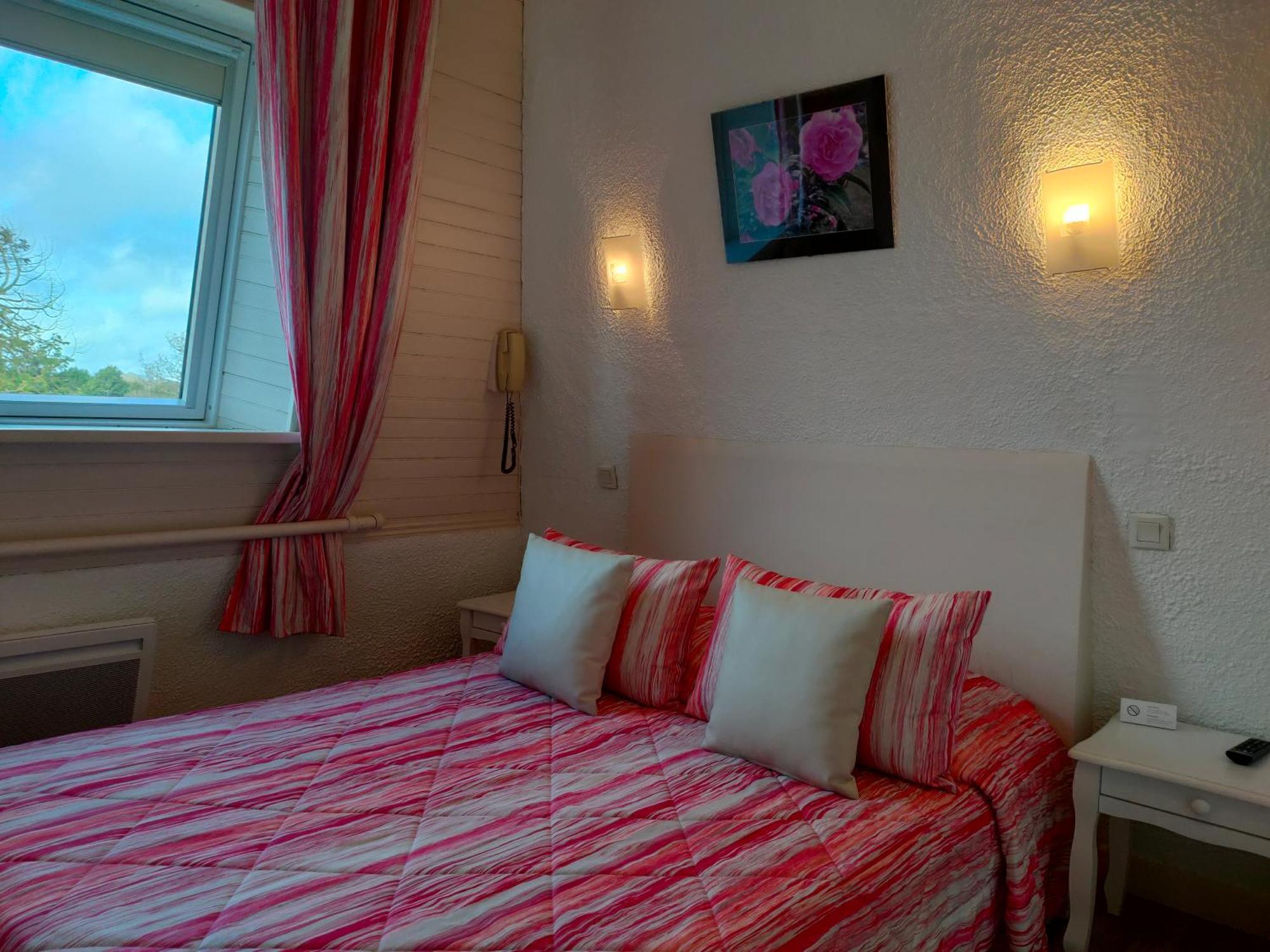 Hotel Le Littoral Lezardrieux Exterior photo